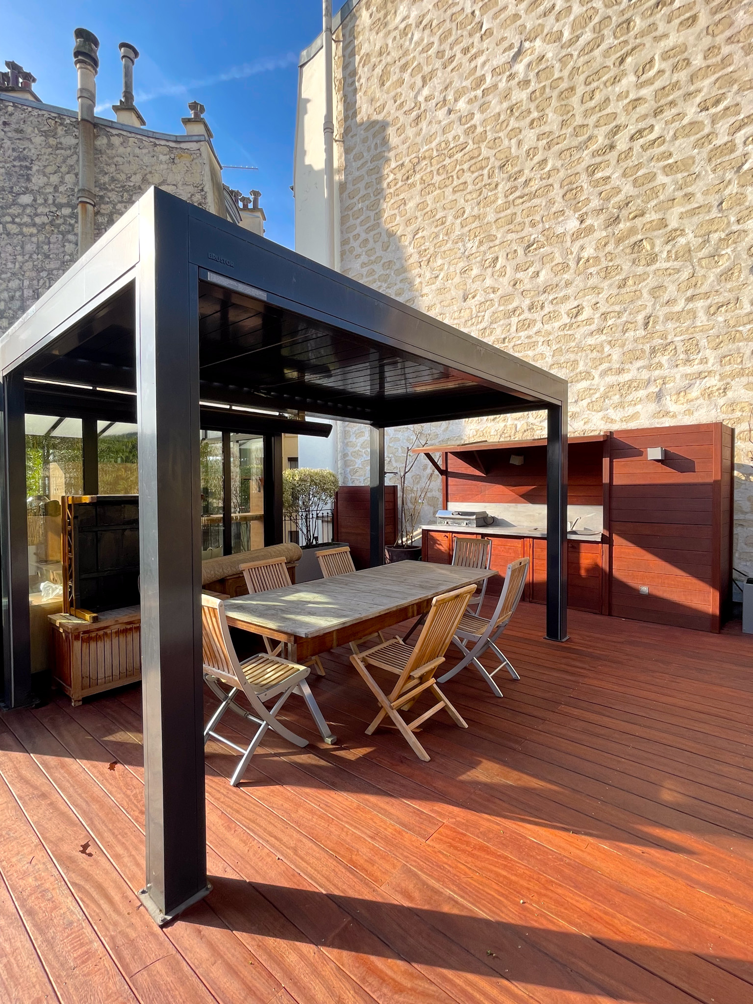 Pergola bioclimatique et cuisine d'extérieur à Paris 13ème